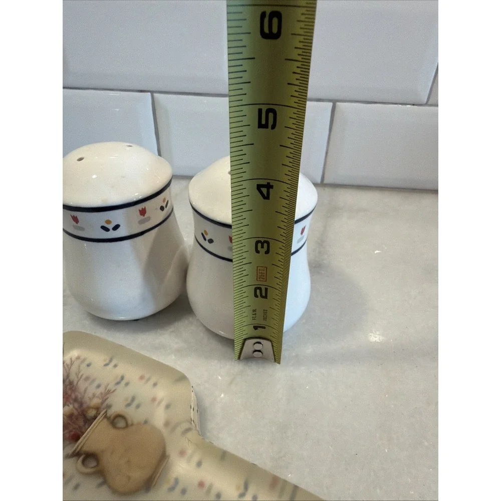 Vintage JCPenney country borders s&p shaker's With Matching Acrylic Spoon‎ Rest